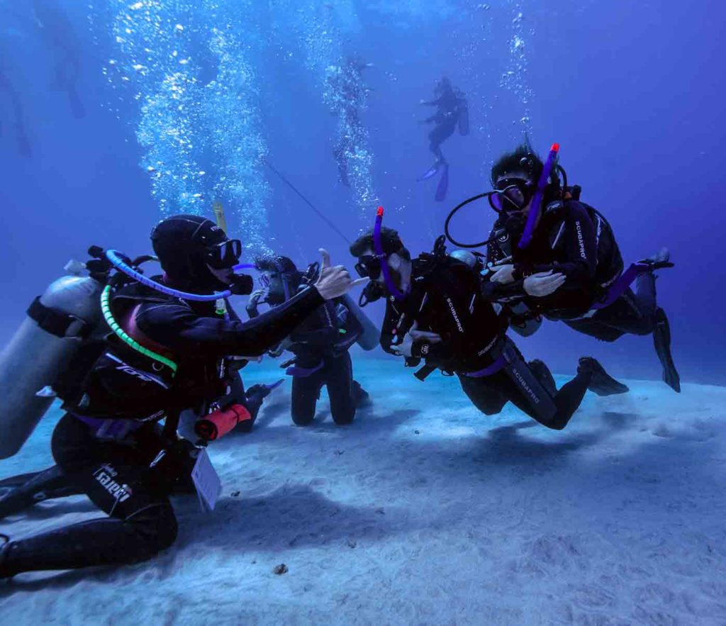 divegab teaching student to dive in Bali