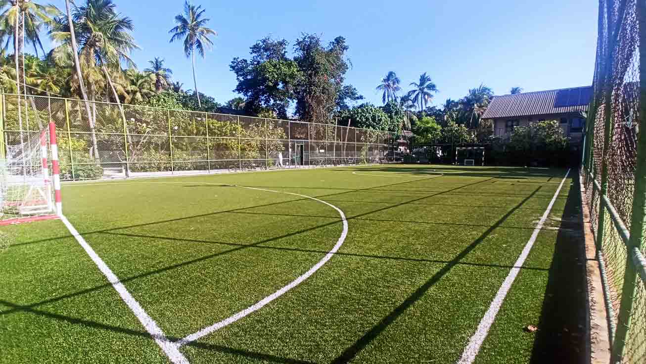 Campo da calcio in un resort alle Maldive